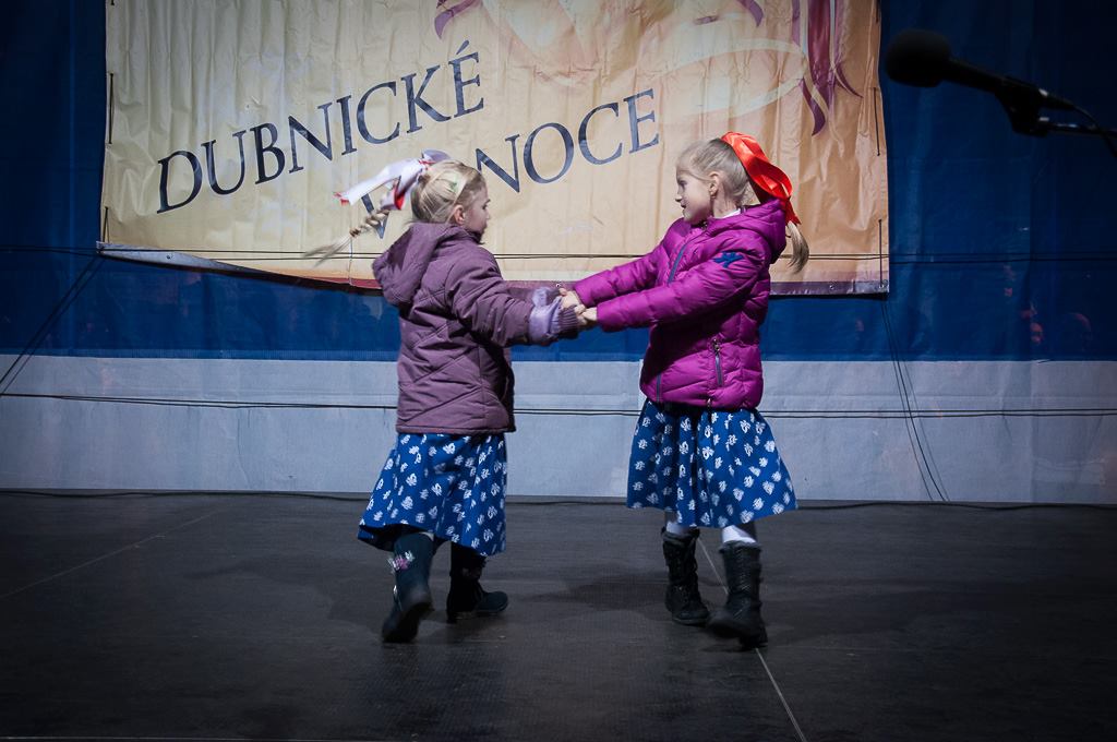 Zapaľovanie II. adventnej sviečky na Námestí Matice slovenskej. Dubnica nad Váhom. ZUŠ Dubnica nad Váhom. Žiaci z DFS Prvosienka a Súboru moderného tanca Arabess