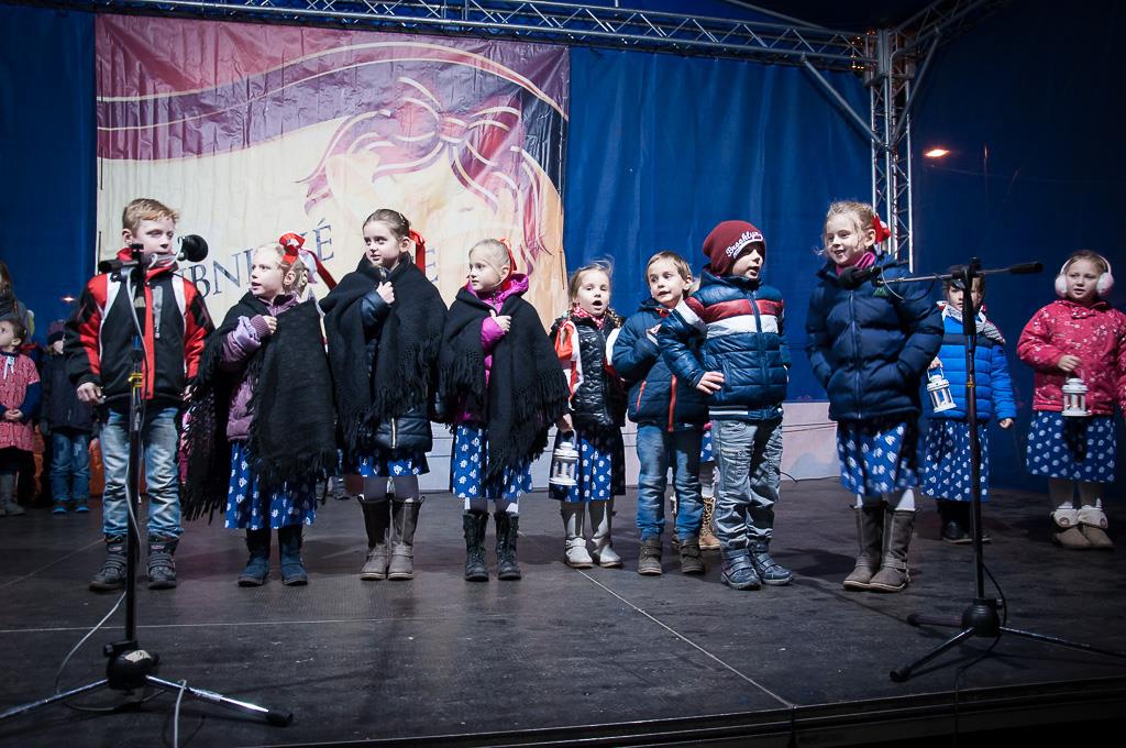 Zapaľovanie II. adventnej sviečky na Námestí Matice slovenskej. Dubnica nad Váhom. ZUŠ Dubnica nad Váhom. Žiaci z DFS Prvosienka a Súboru moderného tanca Arabess