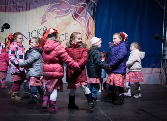 Zapaľovanie II. adventnej sviečky na Námestí Matice slovenskej. Dubnica nad Váhom. ZUŠ Dubnica nad Váhom. Žiaci z DFS Prvosienka a Súboru moderného tanca Arabess