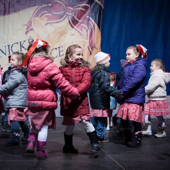 Zapaľovanie II. adventnej sviečky na Námestí Matice slovenskej. Dubnica nad Váhom. ZUŠ Dubnica nad Váhom. Žiaci z DFS Prvosienka a Súboru moderného tanca Arabess