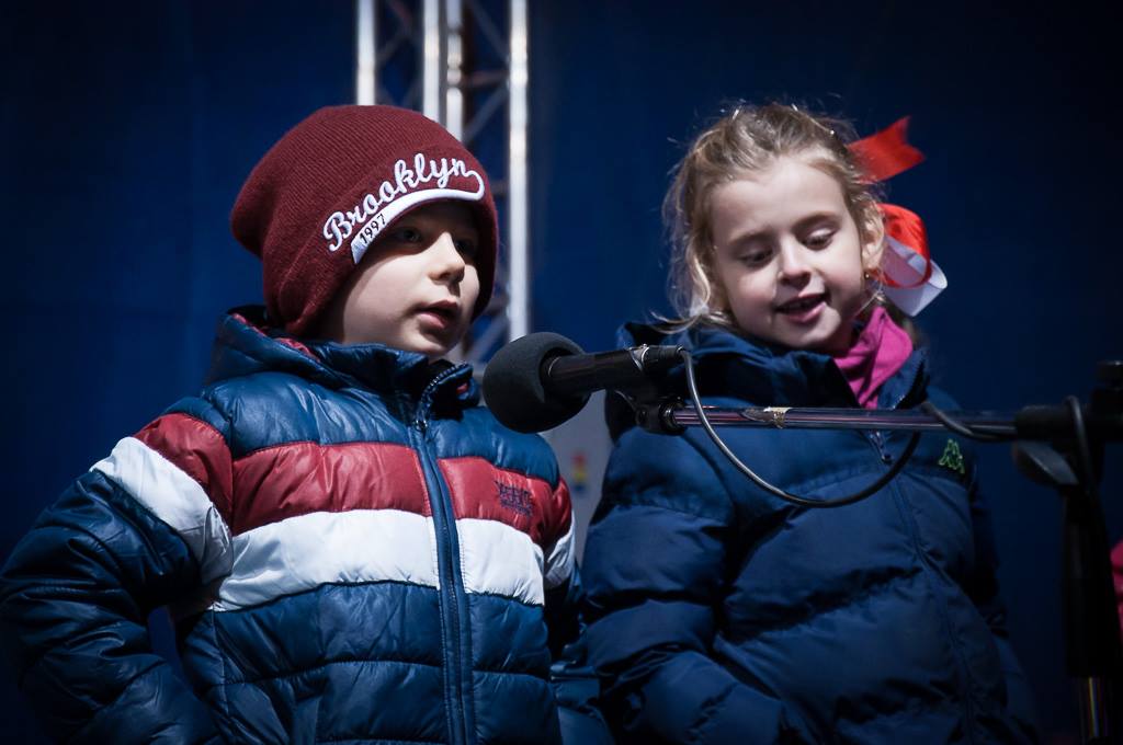 Zapaľovanie II. adventnej sviečky na Námestí Matice slovenskej. Dubnica nad Váhom. ZUŠ Dubnica nad Váhom. Žiaci z DFS Prvosienka a Súboru moderného tanca Arabess