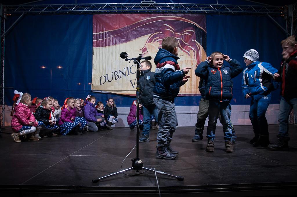 Zapaľovanie II. adventnej sviečky na Námestí Matice slovenskej. Dubnica nad Váhom. ZUŠ Dubnica nad Váhom. Žiaci z DFS Prvosienka a Súboru moderného tanca Arabess