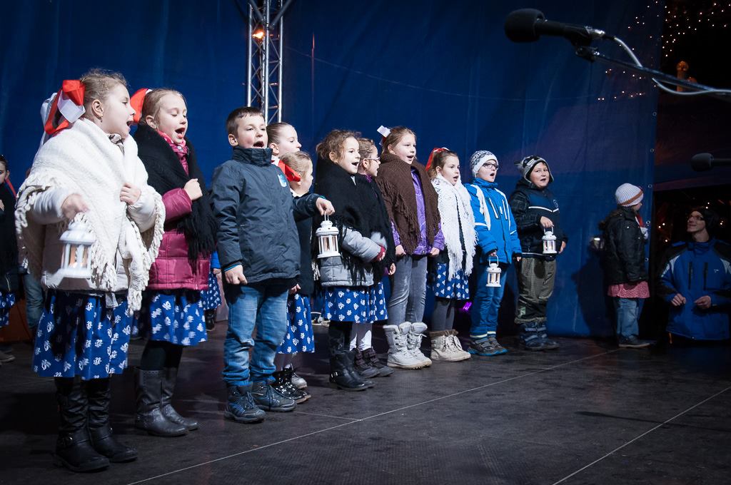 Zapaľovanie II. adventnej sviečky na Námestí Matice slovenskej. Dubnica nad Váhom. ZUŠ Dubnica nad Váhom. Žiaci z DFS Prvosienka a Súboru moderného tanca Arabess