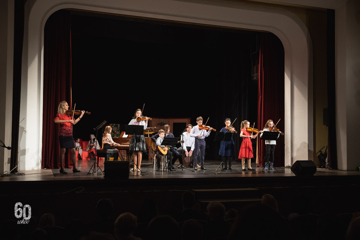 Vianočný koncert Základnej umeleckej školy Dubnica nad Váhom s názvom Rozprávkové Vianoce