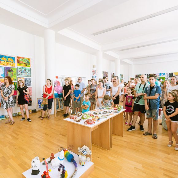 Vernisáž výstavy žiakov výtvarného odboru Základnej umeleckej školy Dubnica nad Váhom