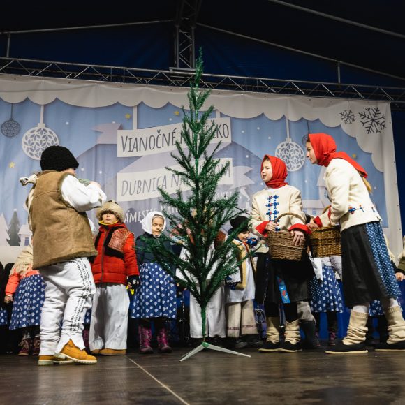 DFS Prvosienka na zapaľovaní II. adventnej sviece 2019