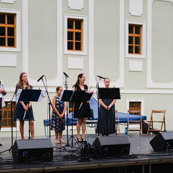 ZUŠ DCA_Flute Ladies na Babylon art in park 2020 (1)