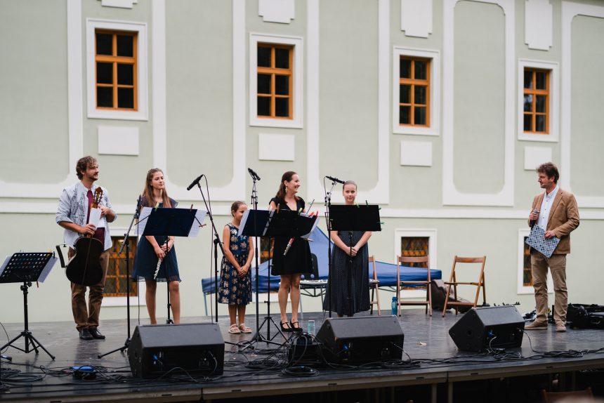 ZUŠ DCA_Flute Ladies na Babylon art in park 2020 (1)