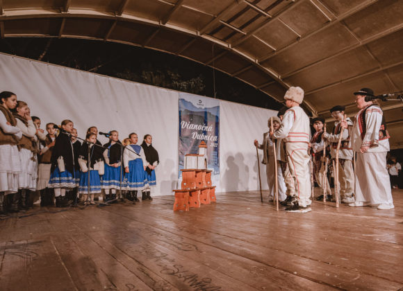 DFS Prvosienka ZUŠ Dubnica nad Váhom, zapaľovanie 1. adventnej sviečky