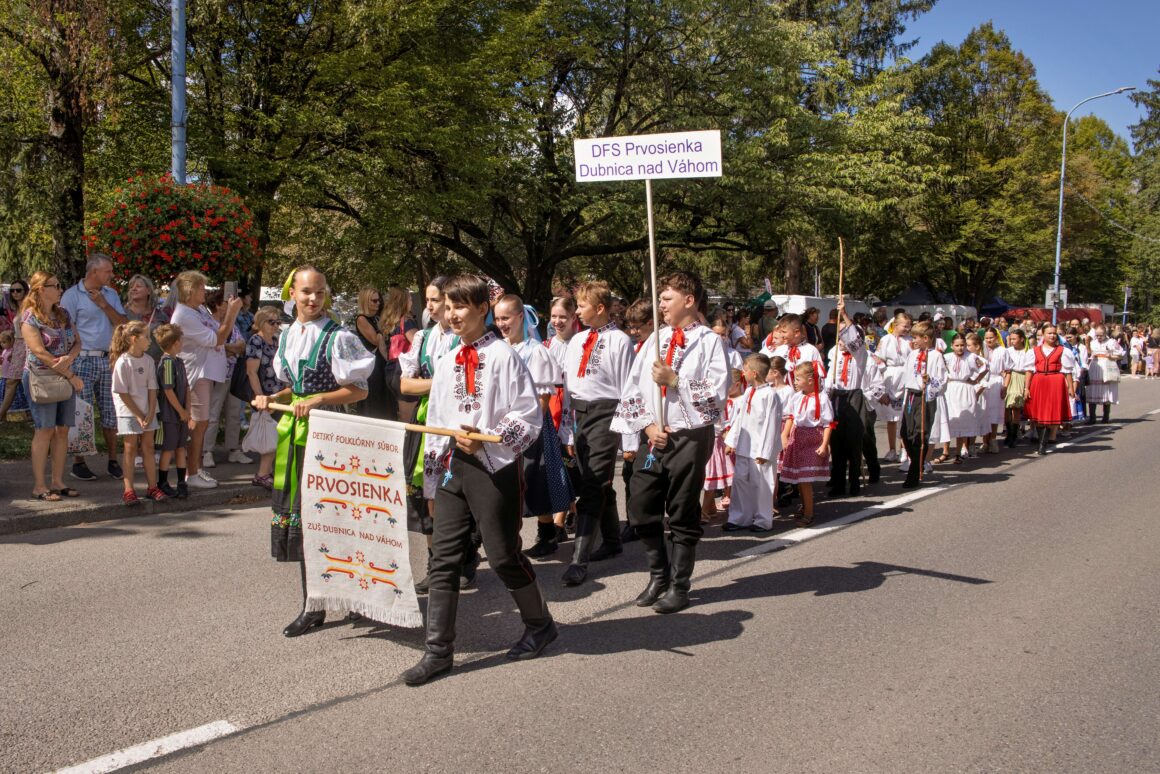 32. Dubnický Folklórny Festival Sprievod našej Prvoseinky