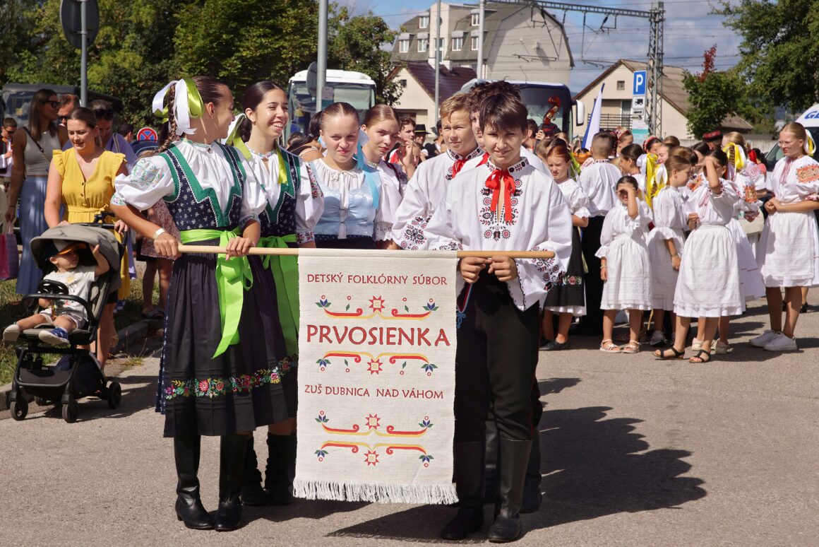 32. Dubnický Folklórny Festival Sprievod našej Prvoseinky