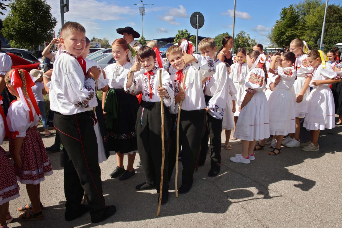 32. Dubnický Folklórny Festival Sprievod našej Prvoseinky