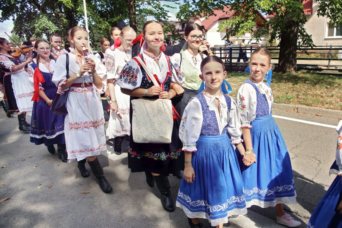 32. Dubnický Folklórny Festival Sprievod našej Prvoseinky
