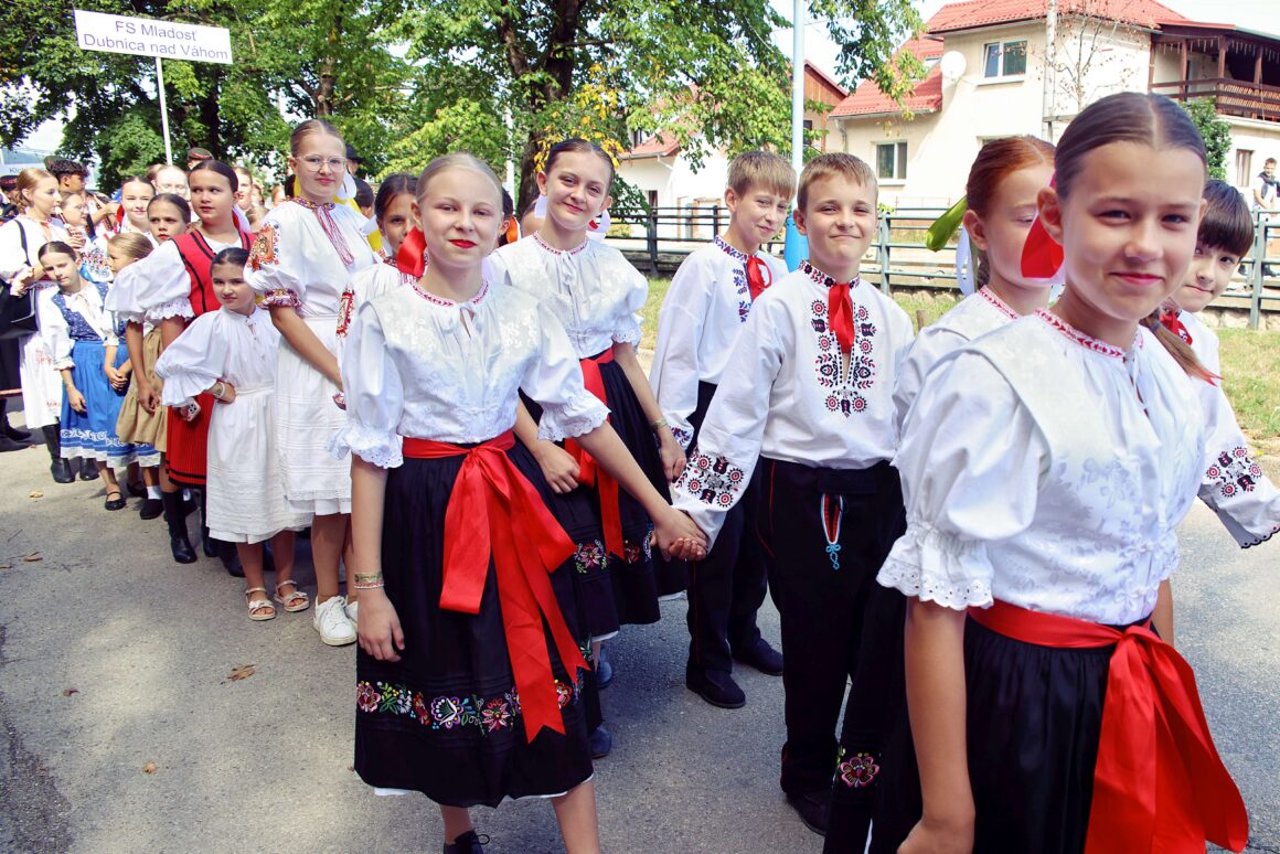 32. Dubnický Folklórny Festival Sprievod našej Prvoseinky