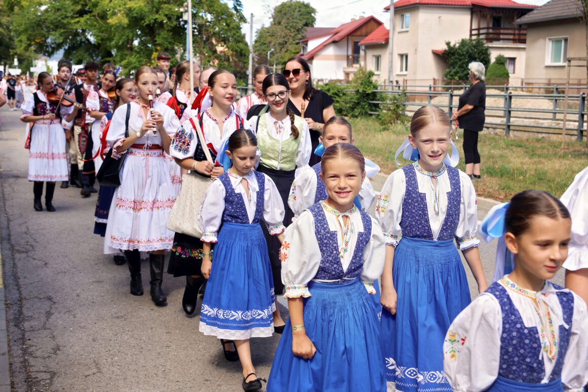 32. Dubnický Folklórny Festival Sprievod našej Prvoseinky