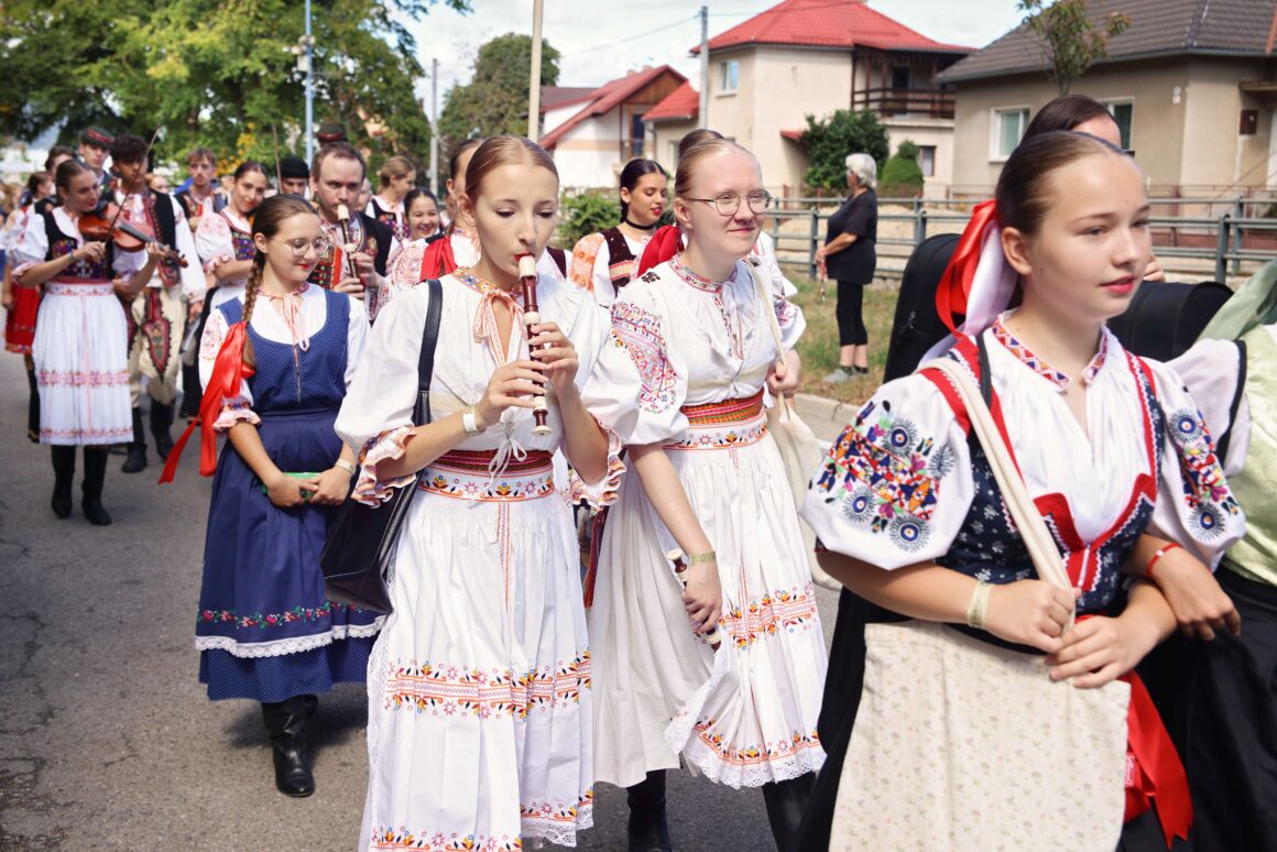 32. Dubnický Folklórny Festival Sprievod našej Prvoseinky