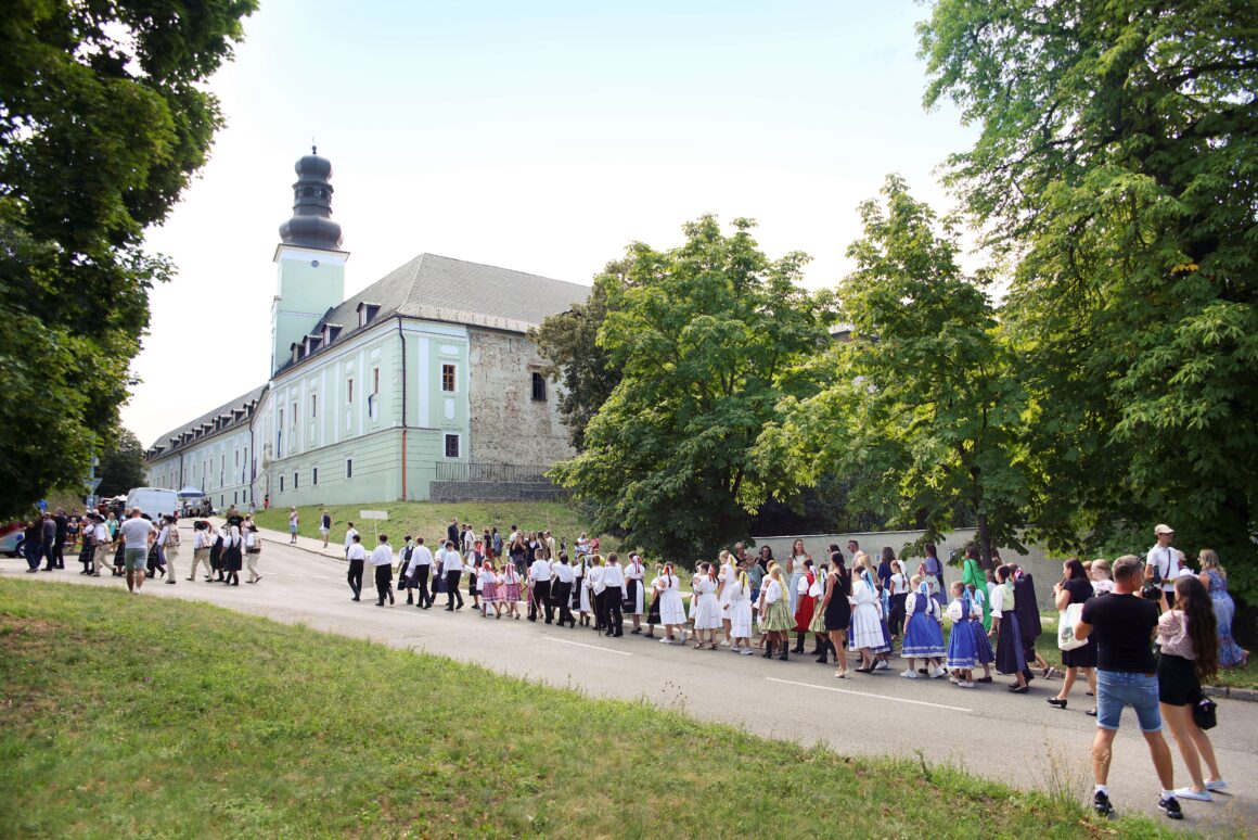 32. Dubnický Folklórny Festival Sprievod našej Prvoseinky