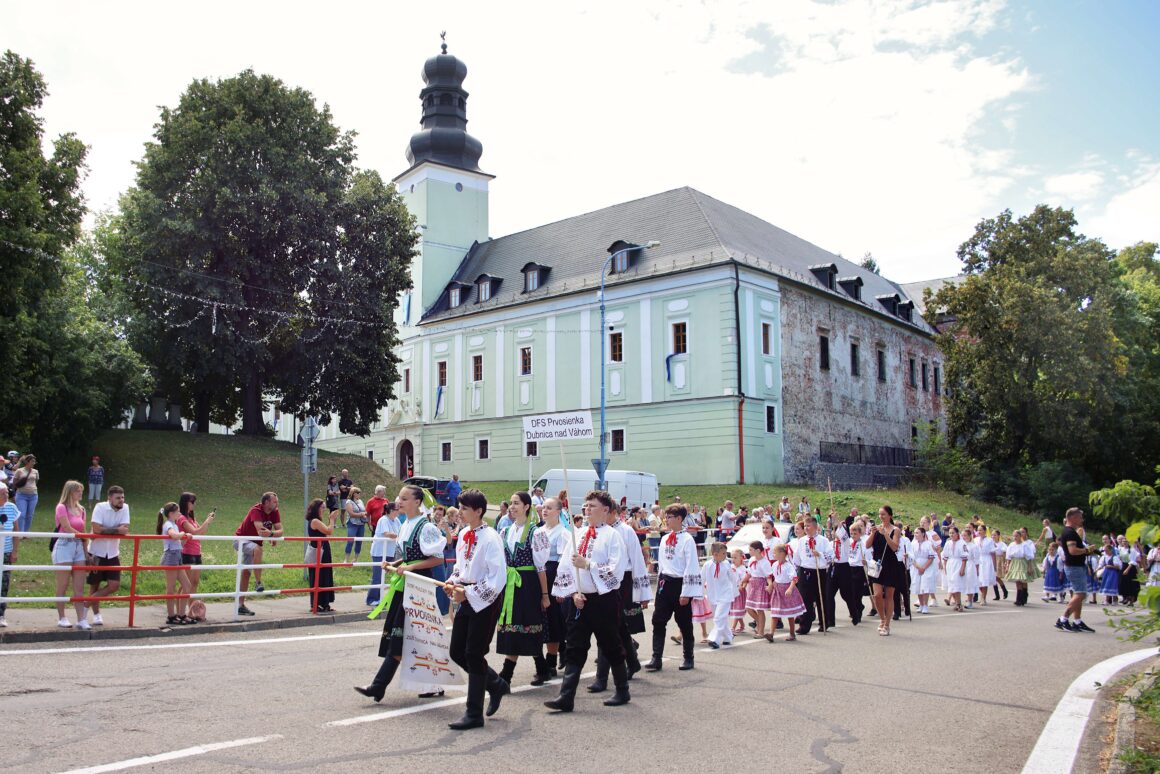 32. Dubnický Folklórny Festival Sprievod našej Prvoseinky