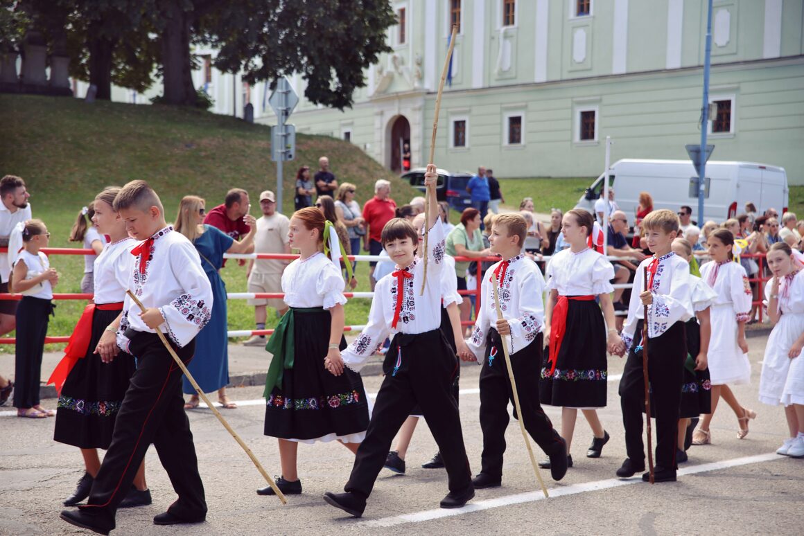 32. Dubnický Folklórny Festival Sprievod našej Prvoseinky