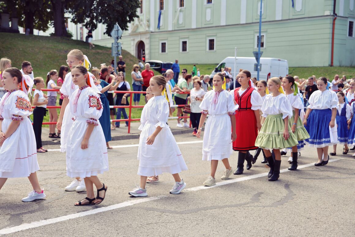 32. Dubnický Folklórny Festival Sprievod našej Prvoseinky