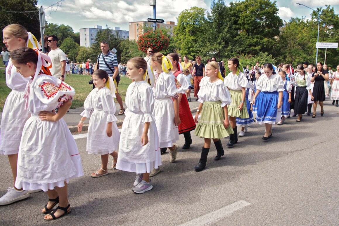 32. Dubnický Folklórny Festival Sprievod našej Prvoseinky