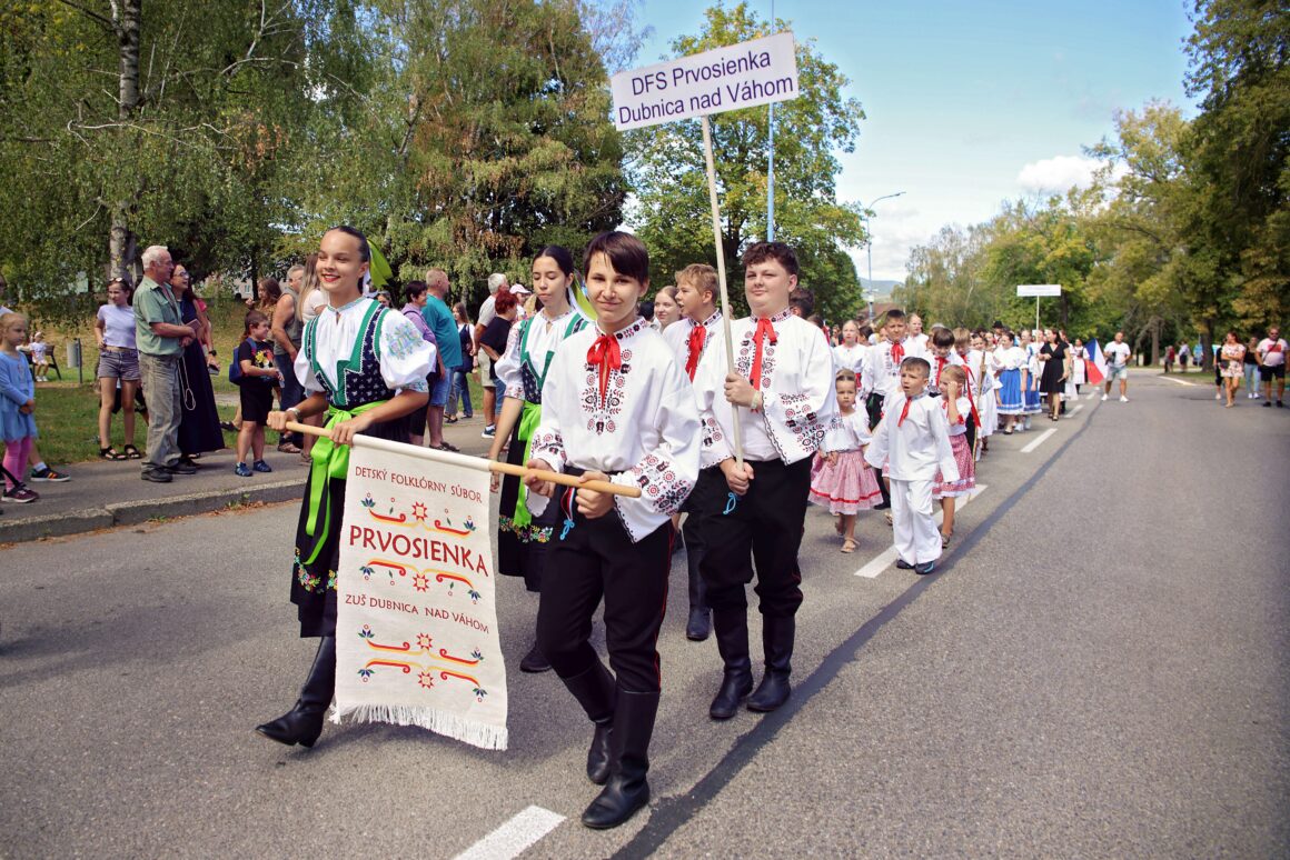 32. Dubnický Folklórny Festival Sprievod našej Prvoseinky