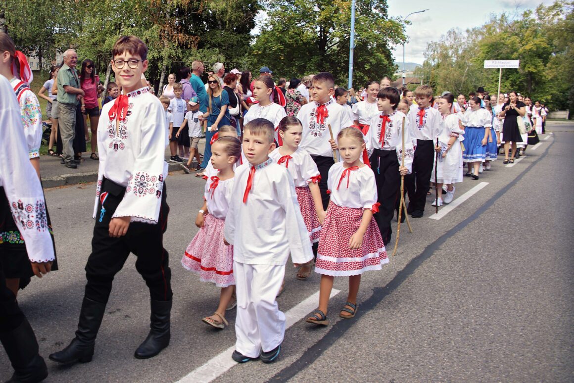 32. Dubnický Folklórny Festival Sprievod našej Prvoseinky