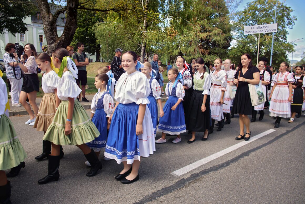 32. Dubnický Folklórny Festival Sprievod našej Prvoseinky
