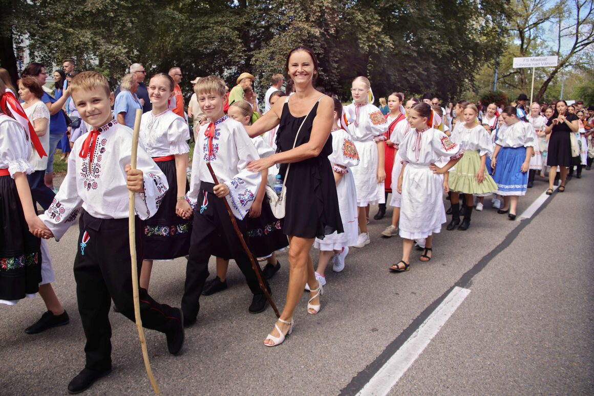 32. Dubnický Folklórny Festival Sprievod našej Prvoseinky