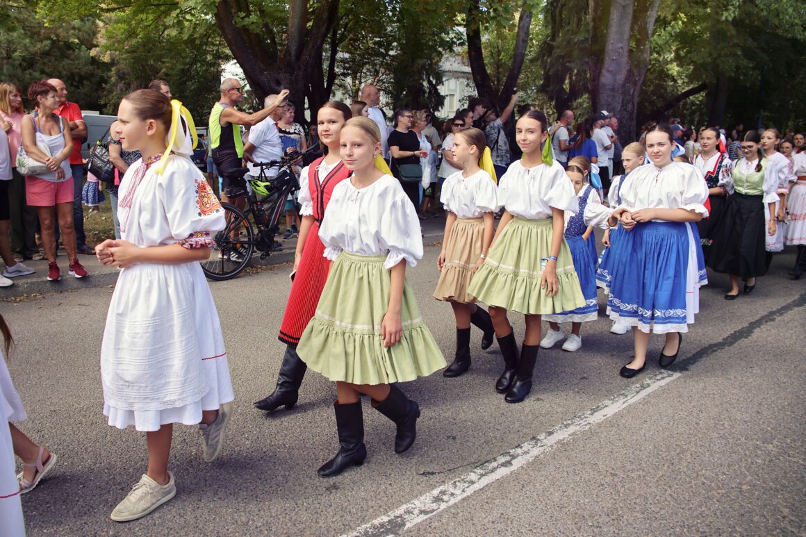 32. Dubnický Folklórny Festival Sprievod našej Prvoseinky