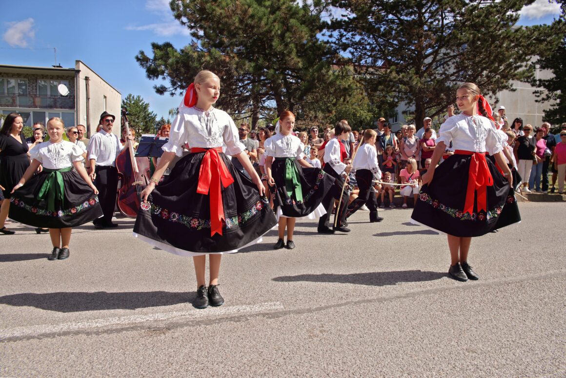 32. Dubnický Folklórny Festival Sprievod našej Prvoseinky
