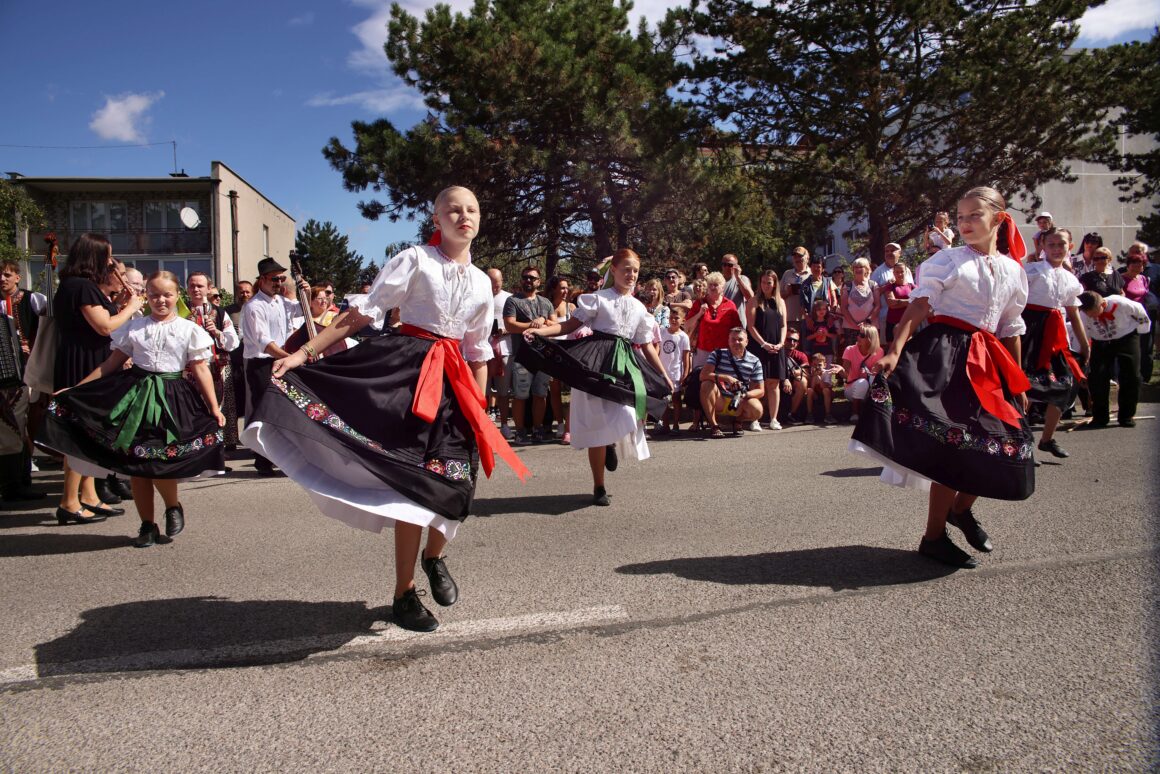 32. Dubnický Folklórny Festival Sprievod našej Prvoseinky