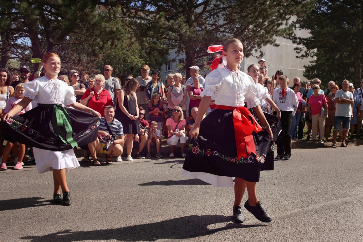 32. Dubnický Folklórny Festival Sprievod našej Prvoseinky