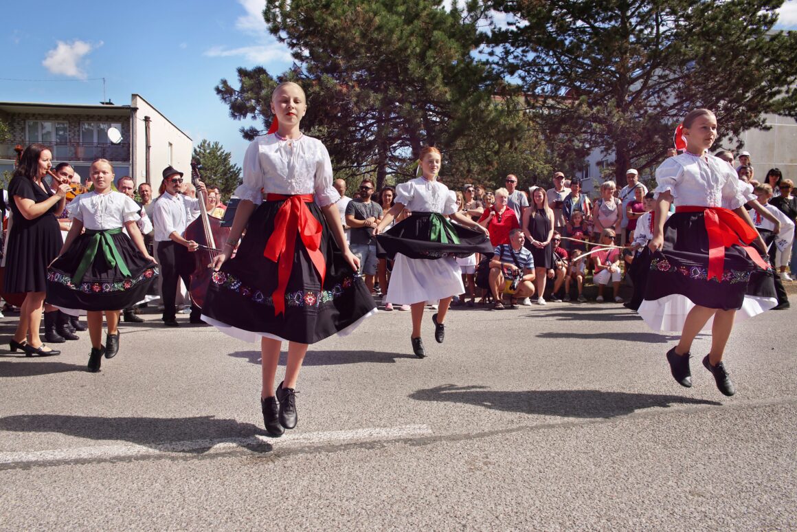 32. Dubnický Folklórny Festival Sprievod našej Prvoseinky