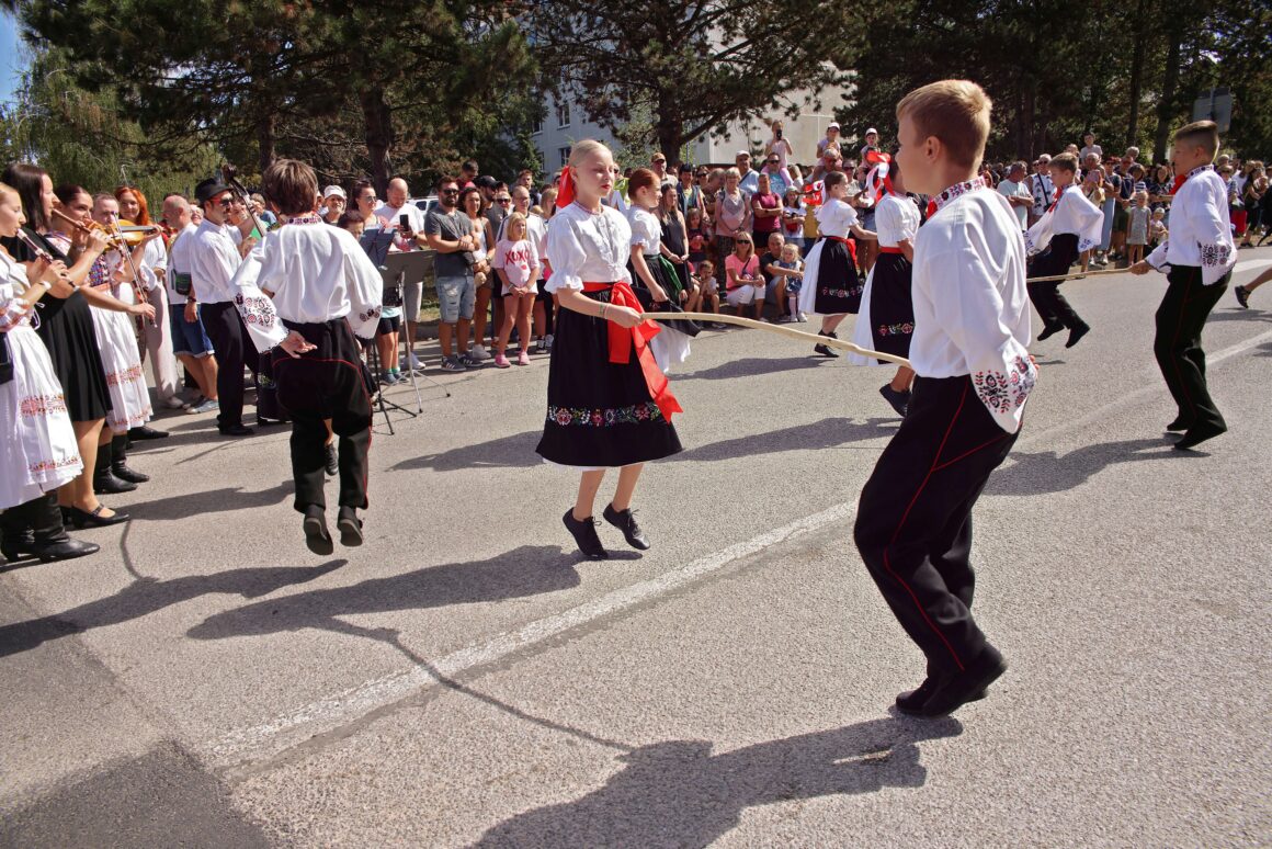 32. Dubnický Folklórny Festival Sprievod našej Prvoseinky