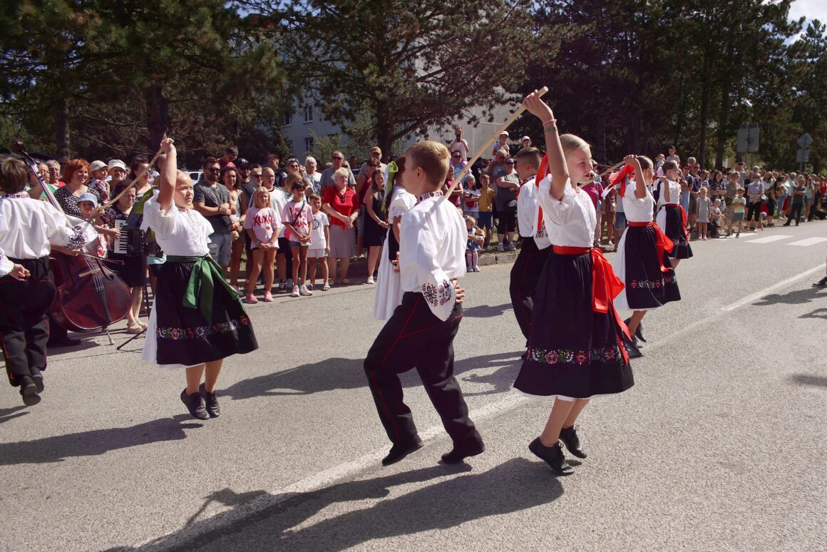 32. Dubnický Folklórny Festival Sprievod našej Prvoseinky