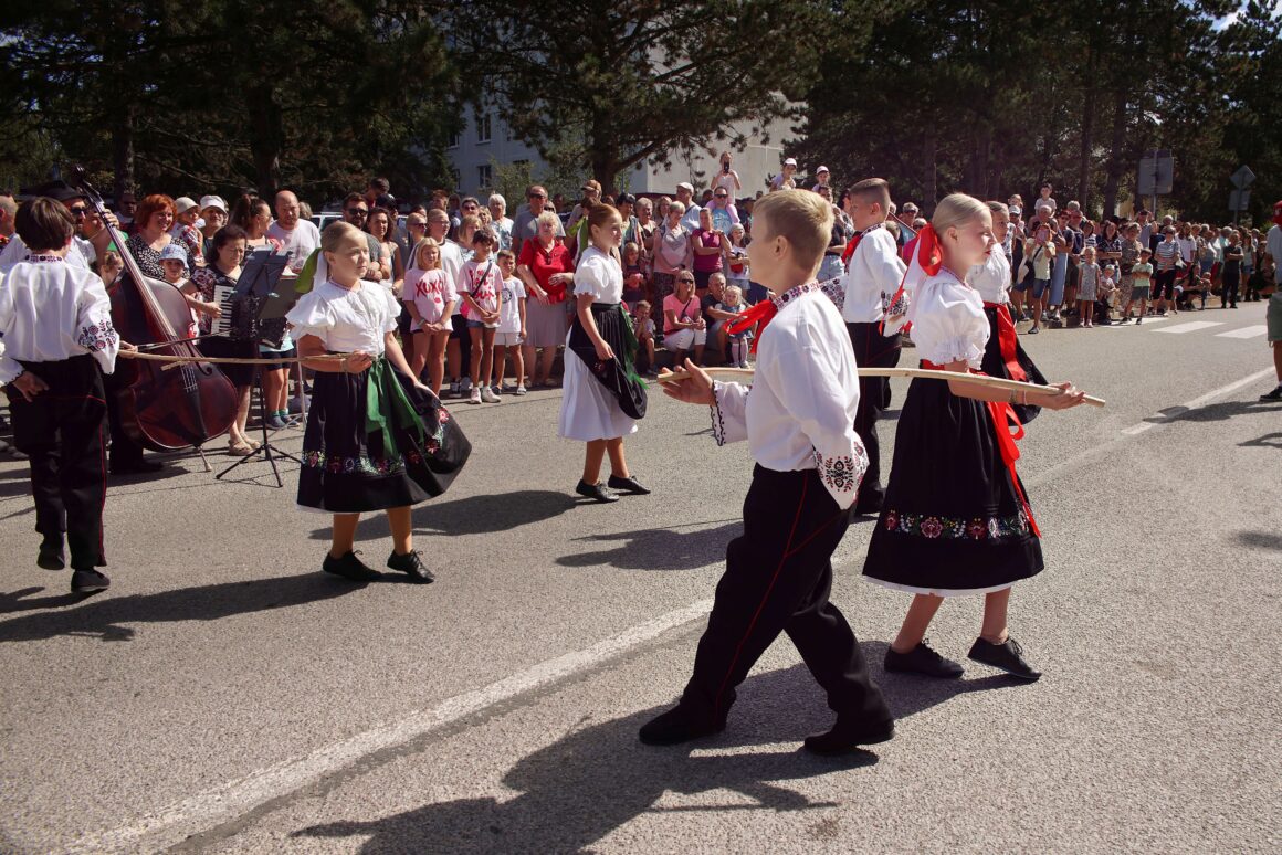 32. Dubnický Folklórny Festival Sprievod našej Prvoseinky