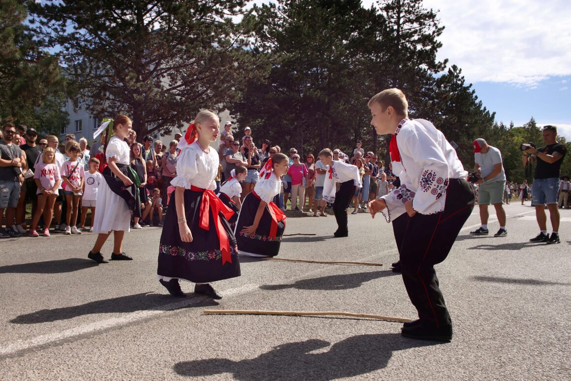 32. Dubnický Folklórny Festival Sprievod našej Prvoseinky