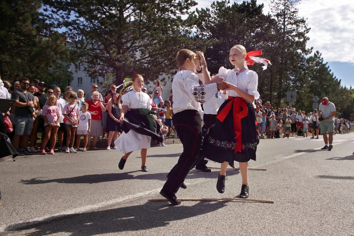 32. Dubnický Folklórny Festival Sprievod našej Prvoseinky