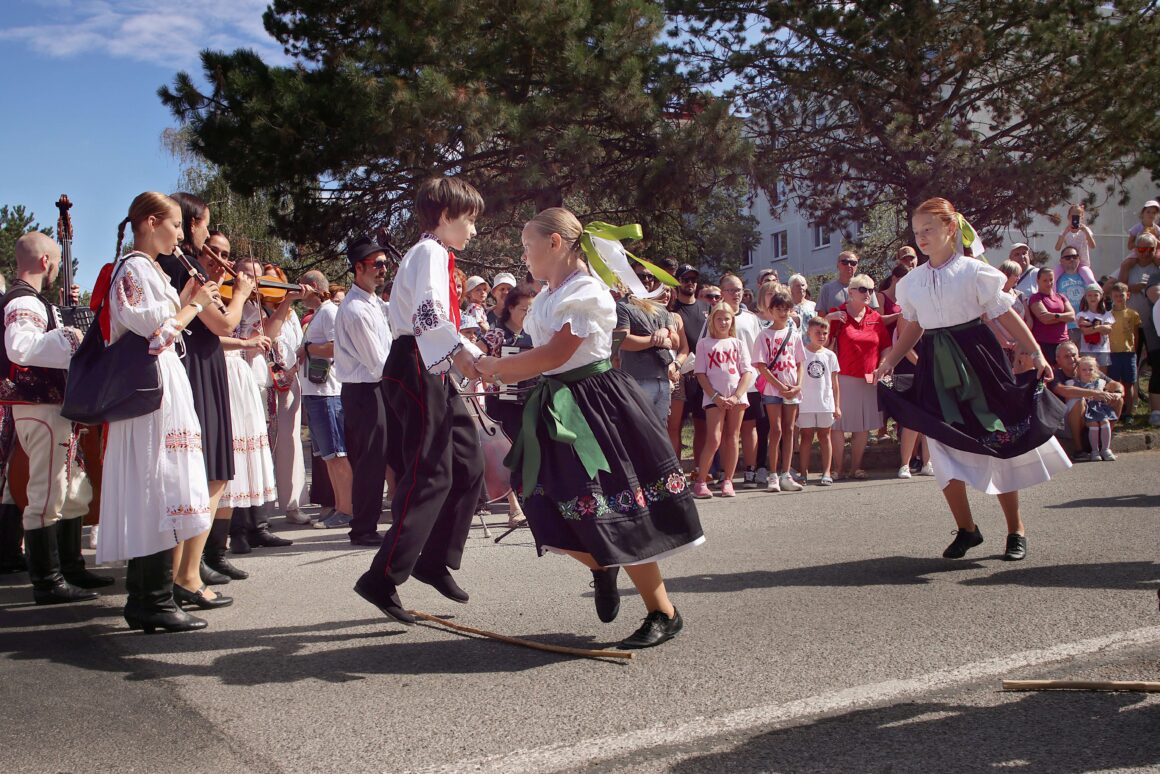 32. Dubnický Folklórny Festival Sprievod našej Prvoseinky