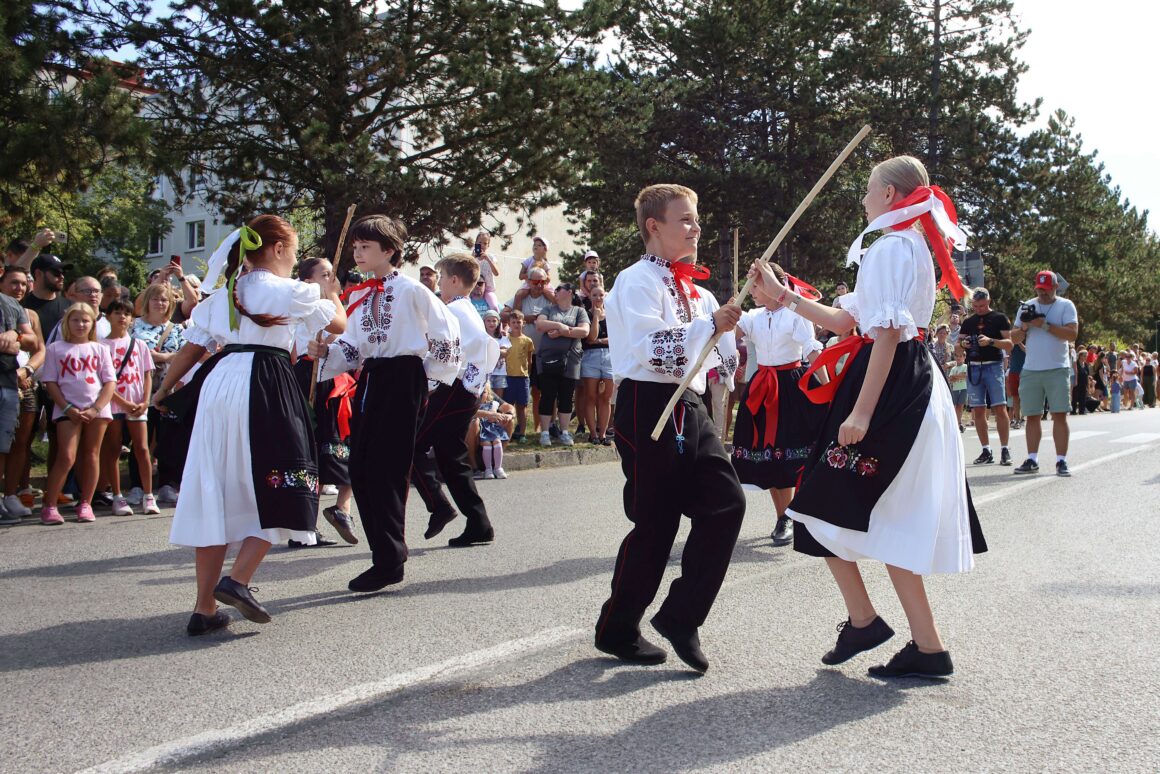 32. Dubnický Folklórny Festival Sprievod našej Prvoseinky
