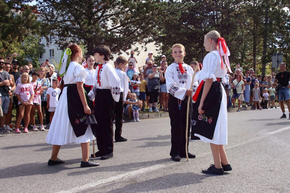 32. Dubnický Folklórny Festival Sprievod našej Prvoseinky