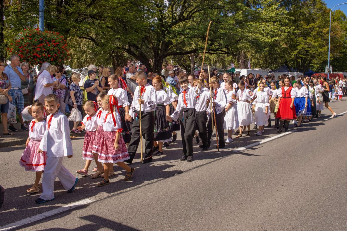 32. Dubnický Folklórny Festival Sprievod našej Prvoseinky