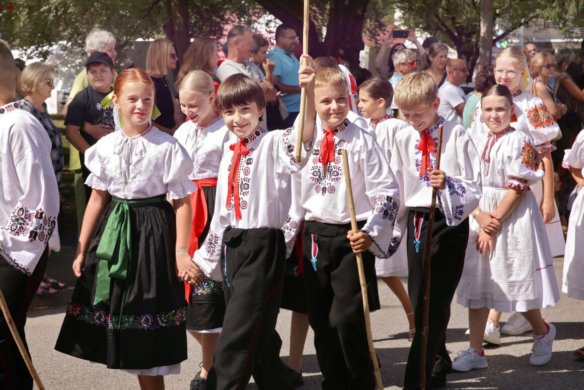 32. Dubnický Folklórny Festival Sprievod našej Prvoseinky