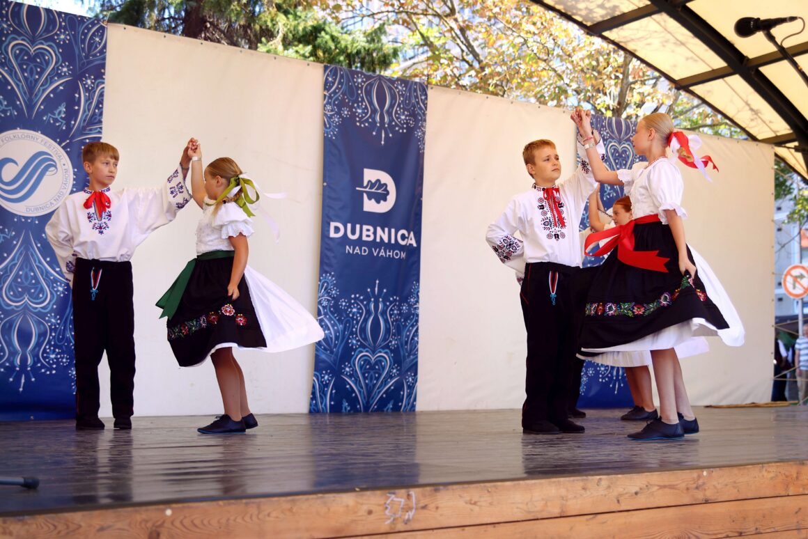 32. Dubnický Folklórny Festival Sprievod našej Prvoseinky